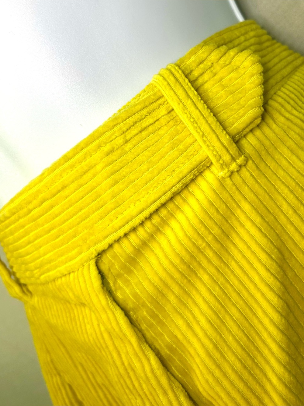 Oscar de la Renta Retro Yellow Corduroy High Waist Shorts, Size 8 - Picture 5 of 13